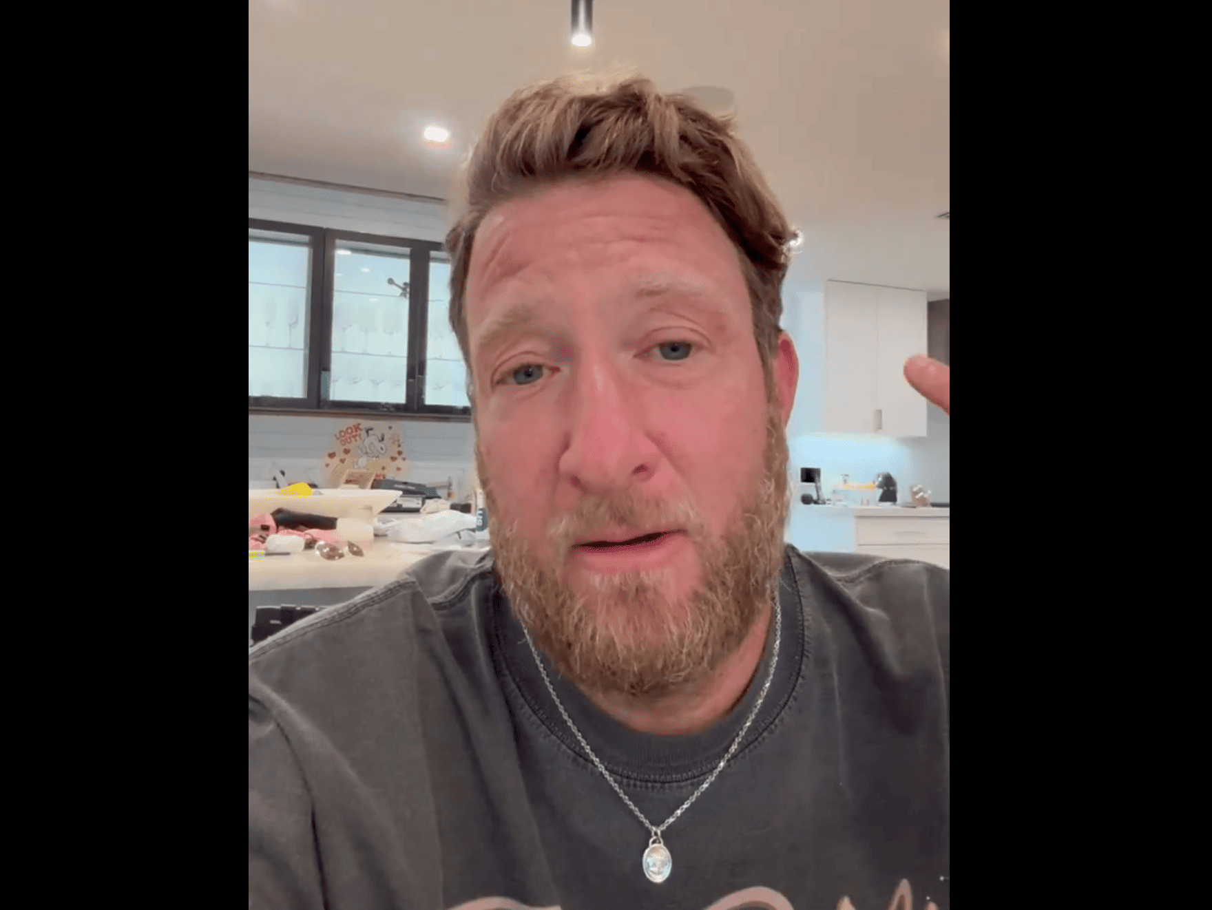 Dave Portnoy finance un voyage à Auschwitz pour deux étudiantes suite à un acte antisémite dans son bar