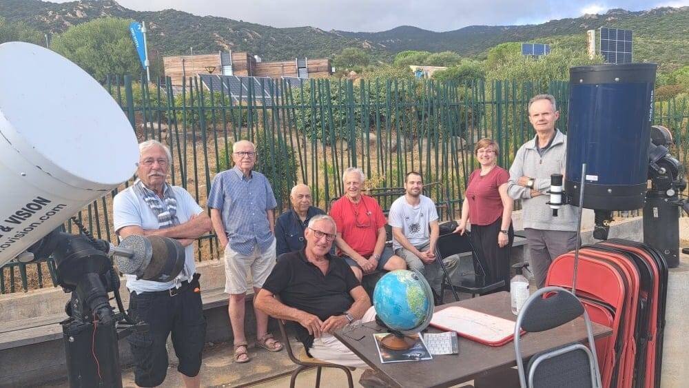 Une partie des membres du club des amateurs ajacciens d'astronomie à l'observatoire de Vignola.