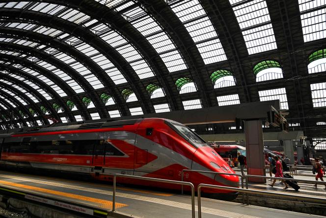 Un train à grande vitesse de Trenitalia à la gare de Milan (Italie), le 7 juillet 2023.