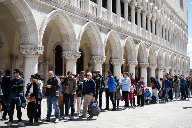 Devant l’entrée de la basilique Saint-Marc, à Venise, le 25 avril 2024.
