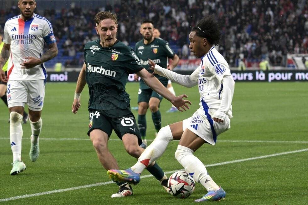 Duel entre Malick Fofana de Lyon et Tom Pouilly de Lens en Ligue 1 le 4 mai 2025 au Parc Olympique Lyonnais à Décines-Charpieu