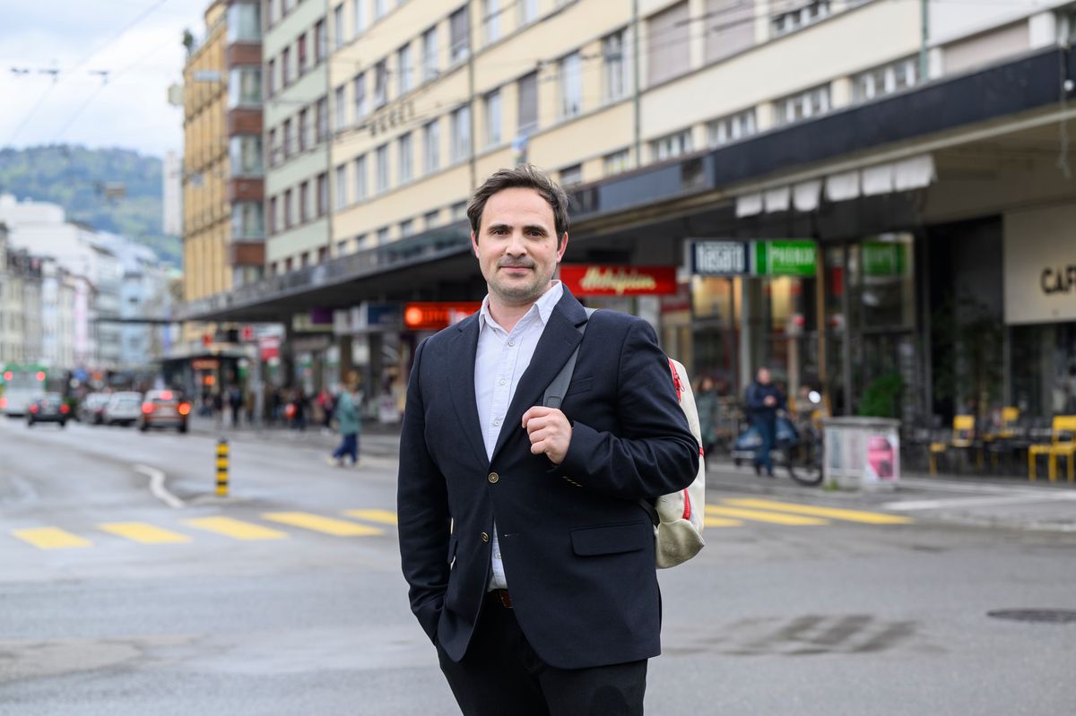 Korab Rashiti, député UDC à Bienne, avec en arrière-plan commerces et circulation