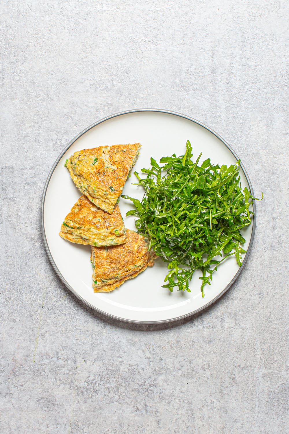 Tortilla espagnole rapide avec chips et salade de roquette