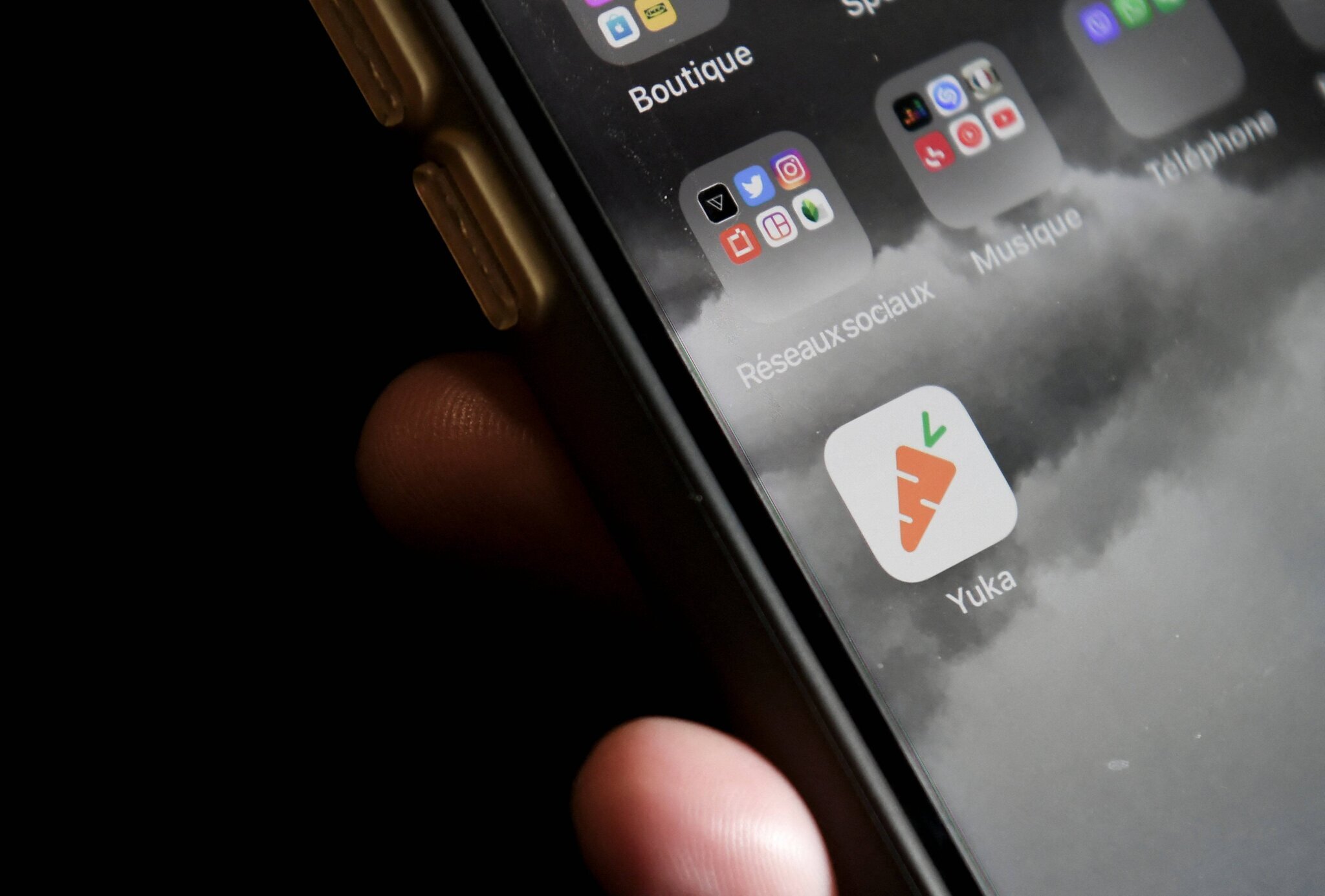 L’application Yuka scanne les codes-barres des aliments et cosmétiques pour informer sur leur qualité