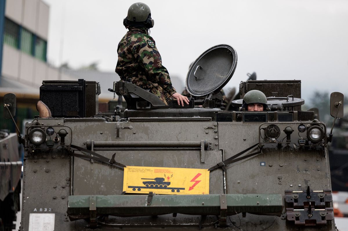 Des véhicules blindés M113 sont chargés sur un train par le Bataillon mécanisé 14 à Thun, préparant l’exercice TRIAS25 en Autriche, 15 avril 2025. Photo: Christian Pfander / Tamedia AG.
