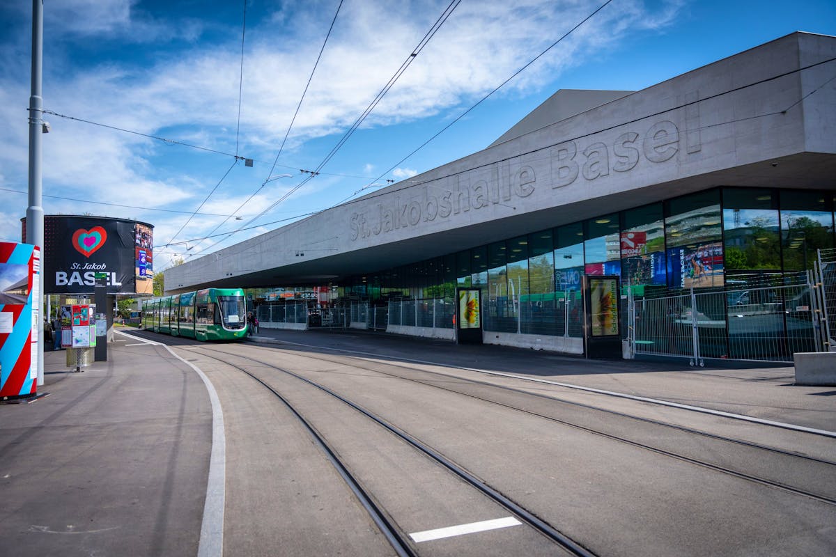 L'extérieur de la Halle Saint-Jacques où auront lieu les 9 shows de l'Eurovision, du 12 au 17 mai 2025.