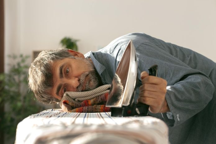Un homme fatigué qui souffre d'un cerveau dénutri comme 80% des gens.