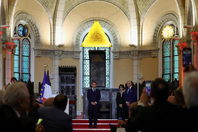 Le président Emmanuel Macron après son discours à la Grande Loge de France, entouré de Rachida Dati et Thierry Zaveroni, à Paris, le 5 mai 2025.