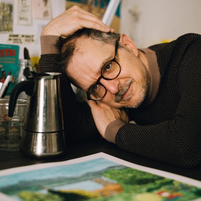 Le dessinateur Guillaume Long dans son atelier à Lyon, le 24 avril 2025.