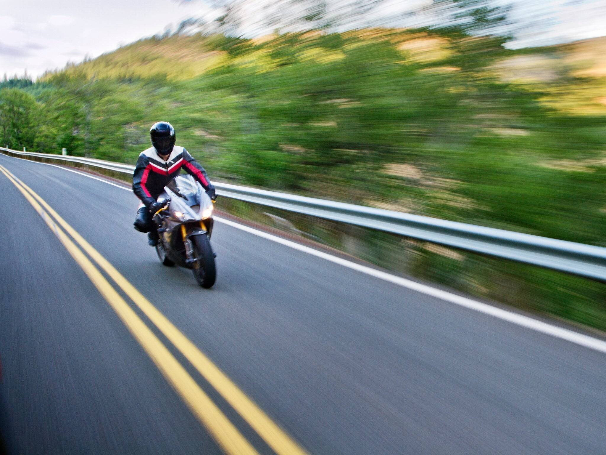 Motard utilisant une application de sécurité après un accident