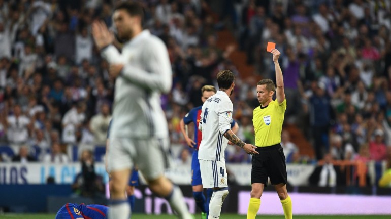 Sergio Ramos expulsé par l'arbitre Alejandro Hernández lors d'un Clasico