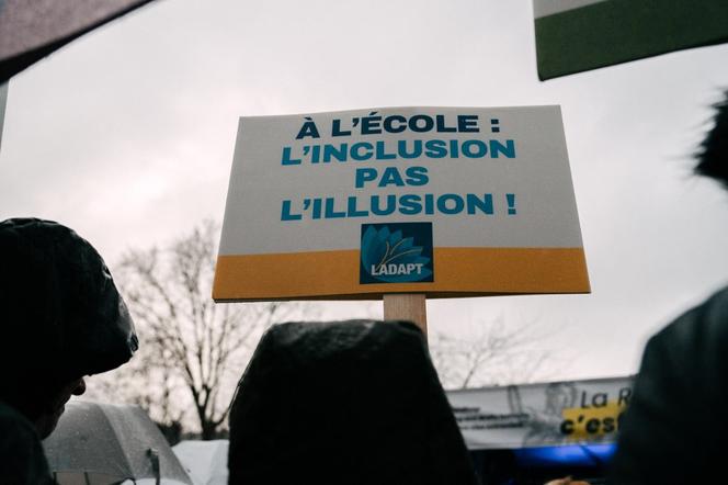 Une pancarte lors d’une manifestation de soutien aux personnes handicapées, le jour du 20ᵉ anniversaire de la loi handicap à Paris, le 10 février 2025.