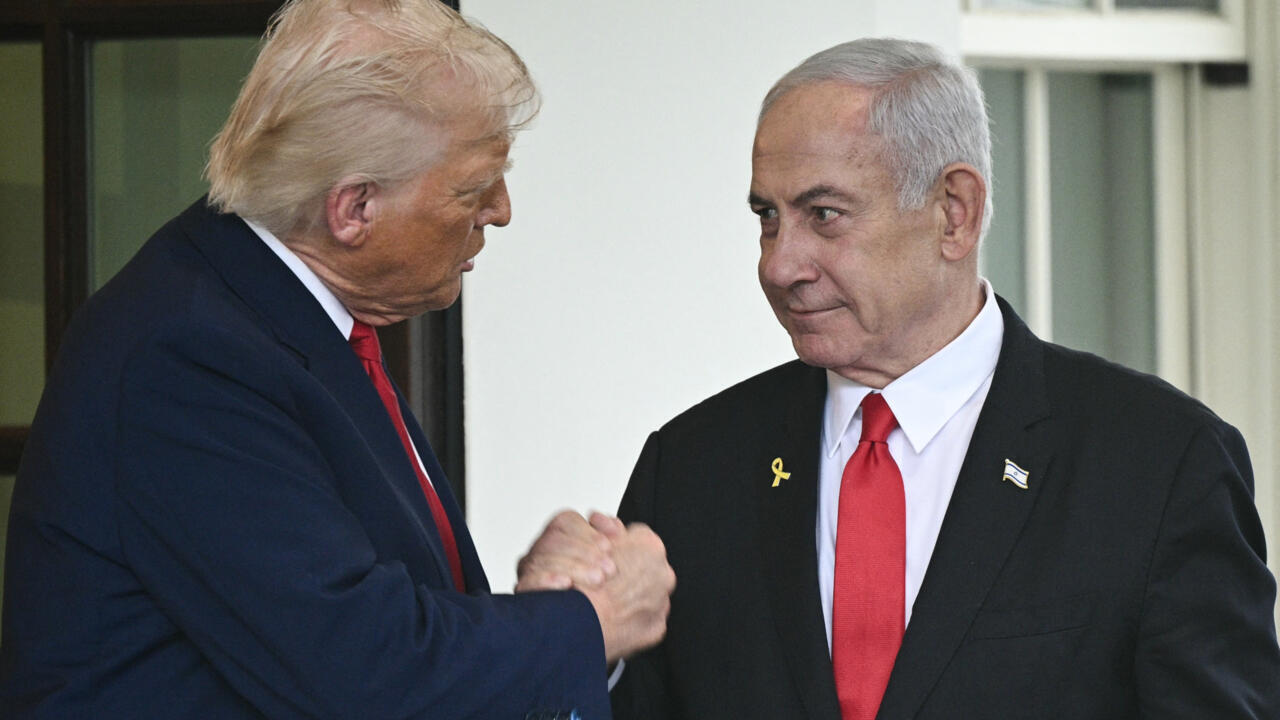 Donald Trump serre la main de Benjamin Netanyahu à Washington, le 7 avril 2025