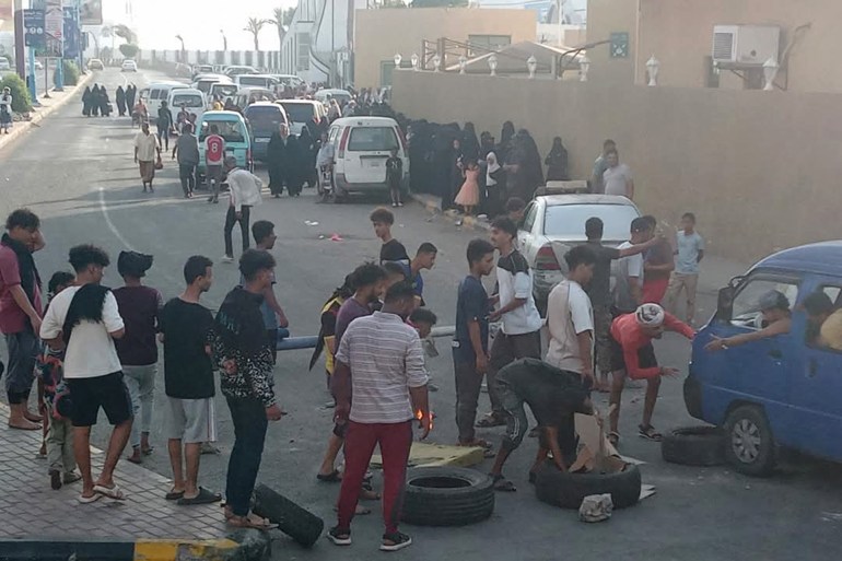 Manifestants protestant contre les coupures d'électricité à Aden
