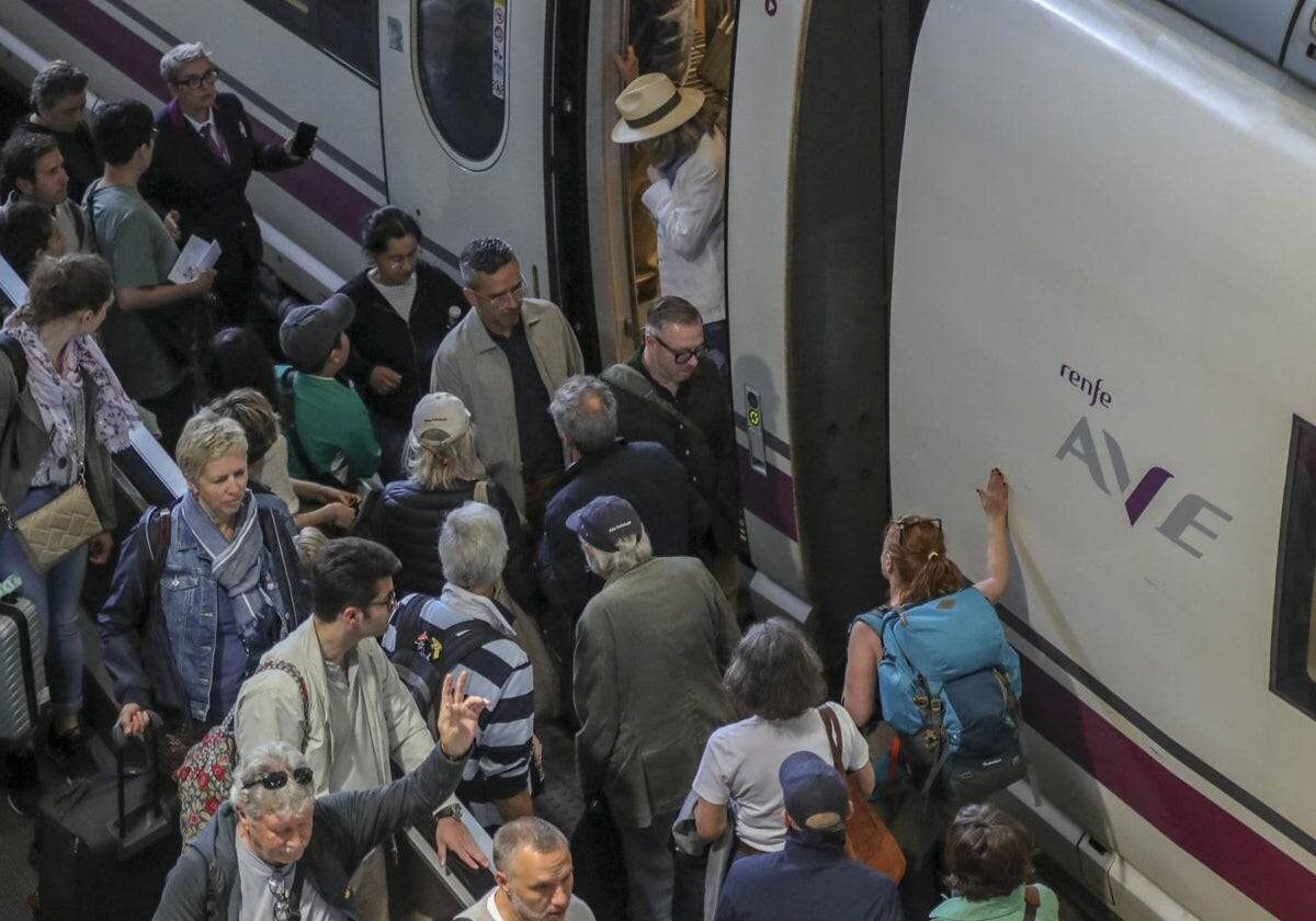 Voyageurs sur le quai de la gare AVE