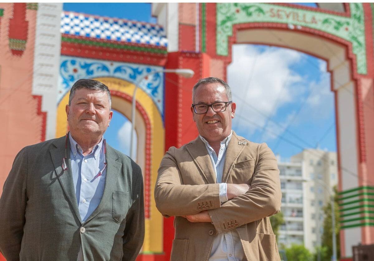 Pepe Baena et José Manuel Peña devant la portada de la Feria ce lundi