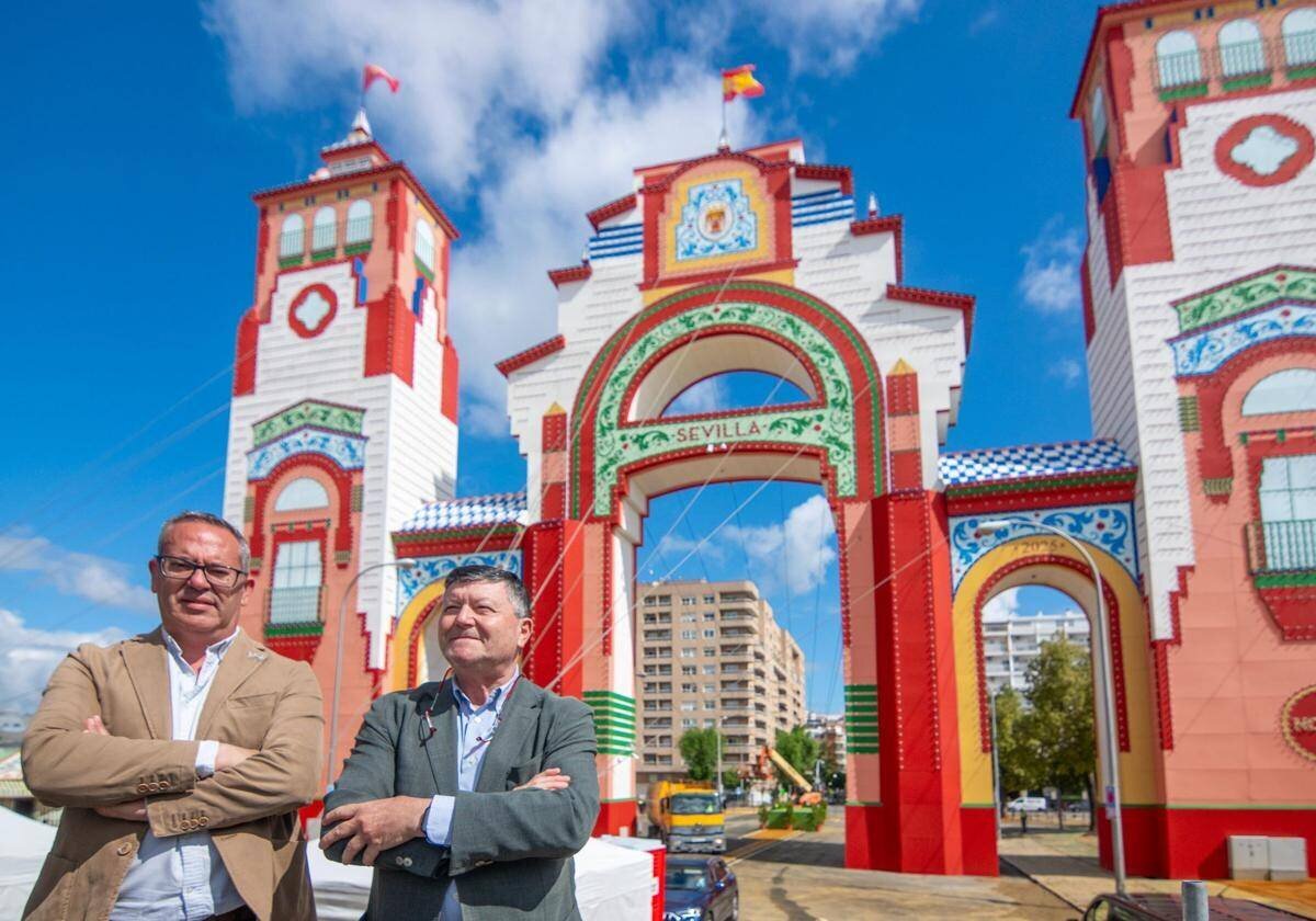 José Manuel Peña et Pepe Baena devant la porte de la Feria quelques heures avant l'allumage