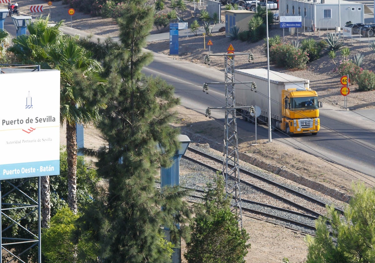 Un camion transportant un conteneur dans l’enceinte du port de Séville