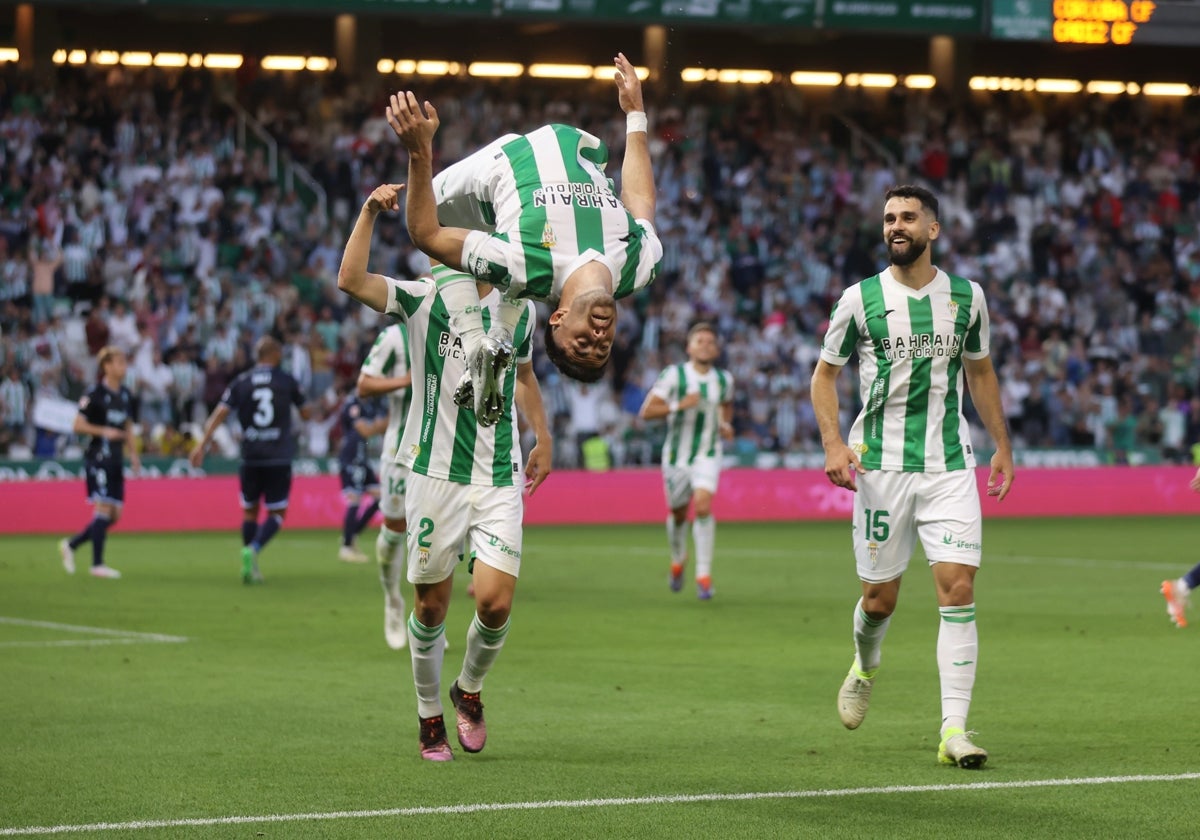 Jacobo célèbre un but avec sa voltereta habituelle à El Arcángel