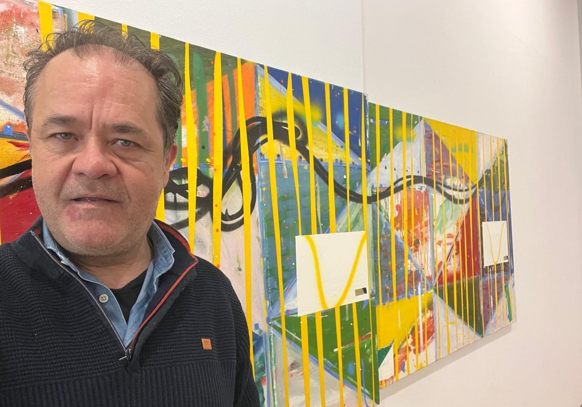 Paco Lara-Barranco devant les œuvres de sa nouvelle exposition à la galerie Birimbao