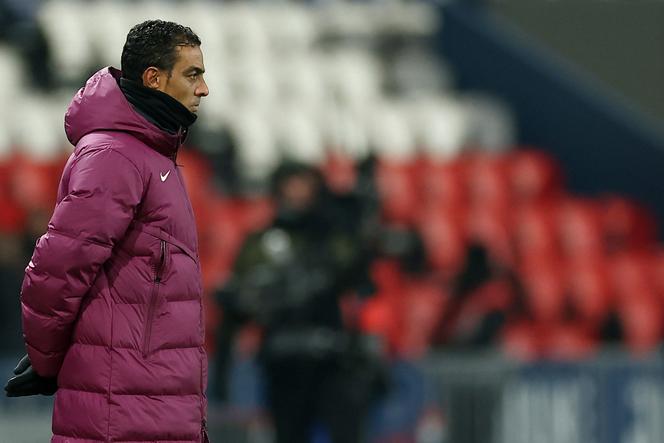 Fabrice Abriel, observe ses joueuses depuis la ligne de touche lors du match de D1 féminine entre le PSG et l’Olympique lyonnais, au Parc des Princes, le 18 janvier 2025.