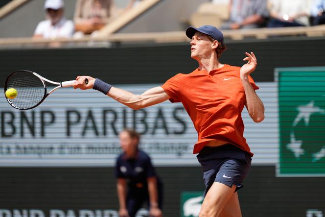 L’Italien Jannik Sinner lors de son match face au Bulgare Grigor Dimitrov, en quarts de finale du tournoi de Roland-Garros, le 4 juin 2024.