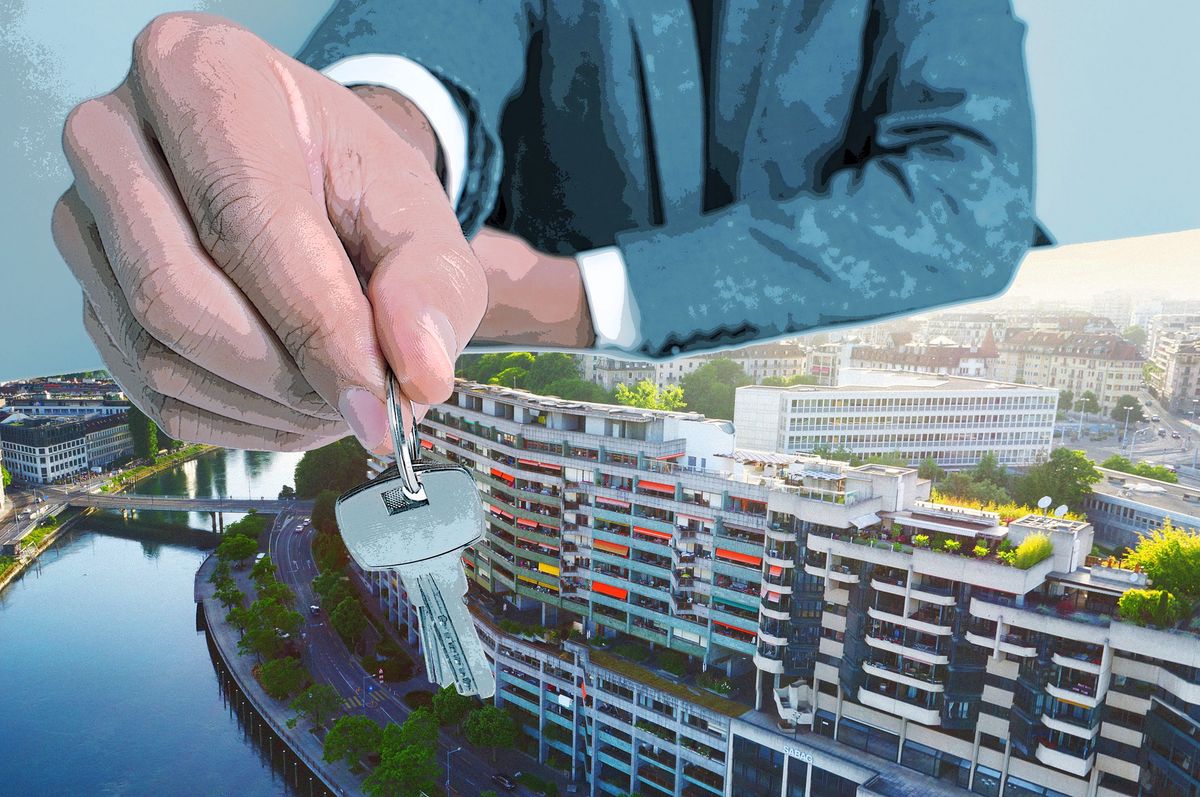 Un homme en costume assis à un bureau, tenant un contrat hypothécaire et tendant un trousseau de clés vers l’observateur.