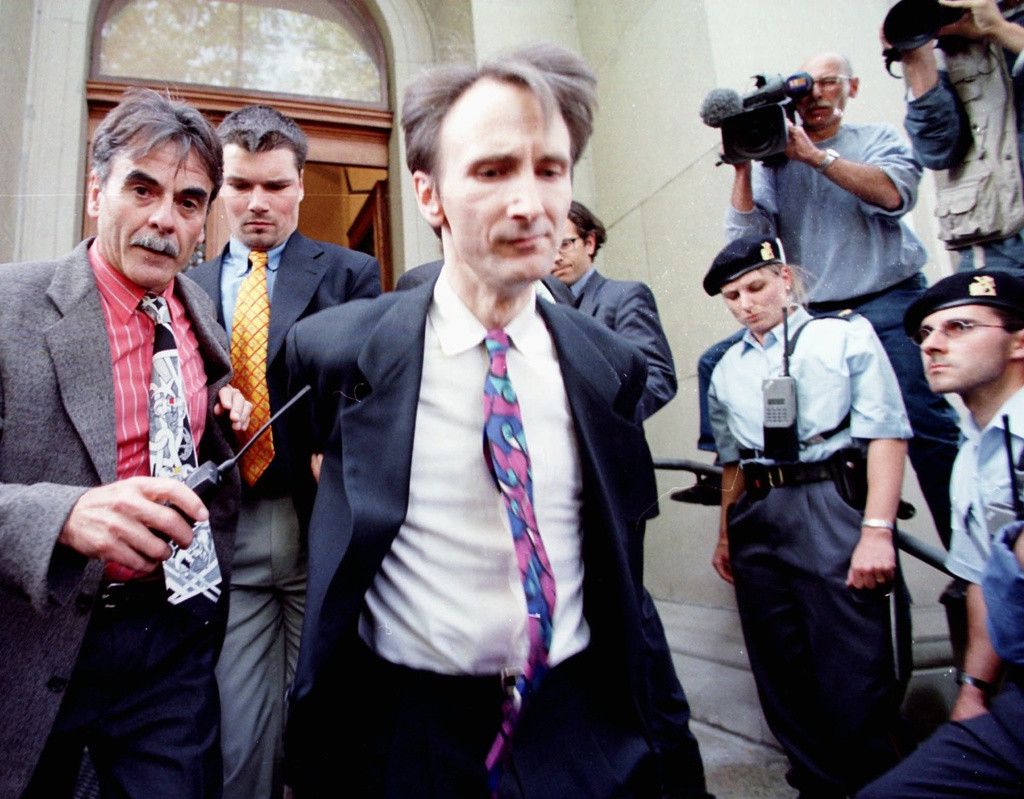 Rene Osterwalder quitte le tribunal de Zurich, entouré de policiers et de médias, condamné pour abus sexuel sur mineurs, le 19 mai 1998.
