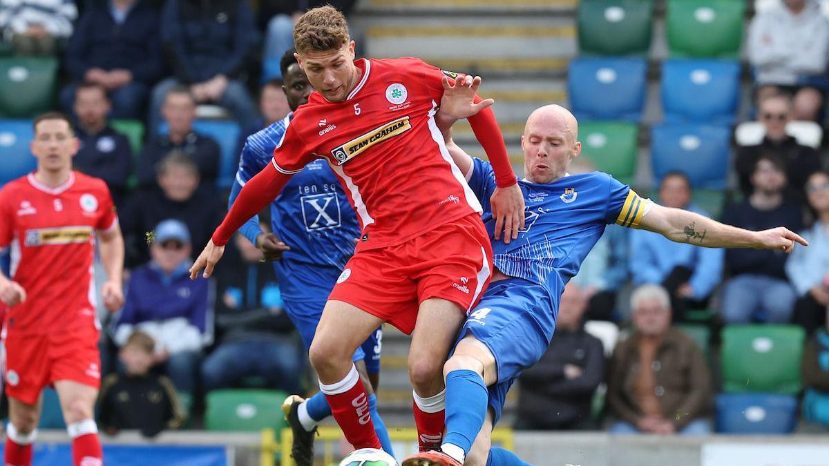 Alex Parsons up against Dean Curry