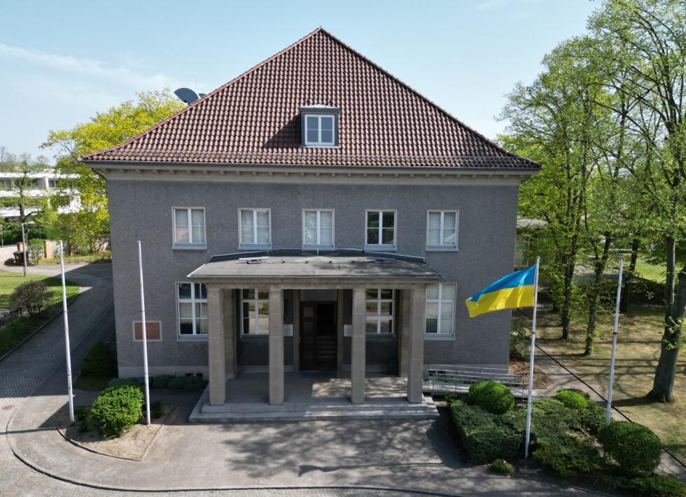 Le drapeau ukrainien flotte devant le bâtiment du musée de Karlshorst