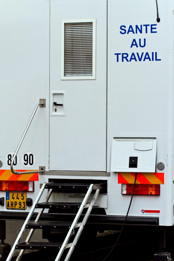 Camion de la médecine du travail.