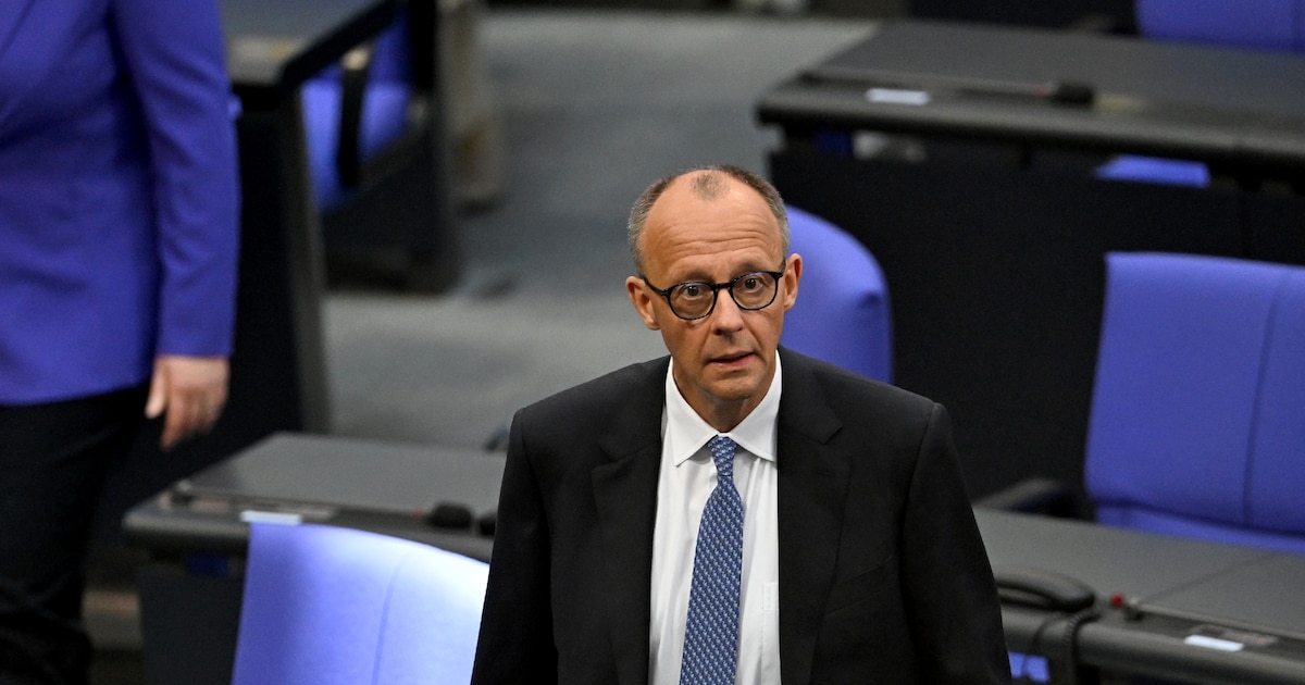 Le conservateur Friedrich Merz réagit au résultat du premier tour de scrutin des députés allemands lors d'une session au Bundestag, échouant ainsi à se faire élire chancelier, le 6 mai 2025 à Berlin