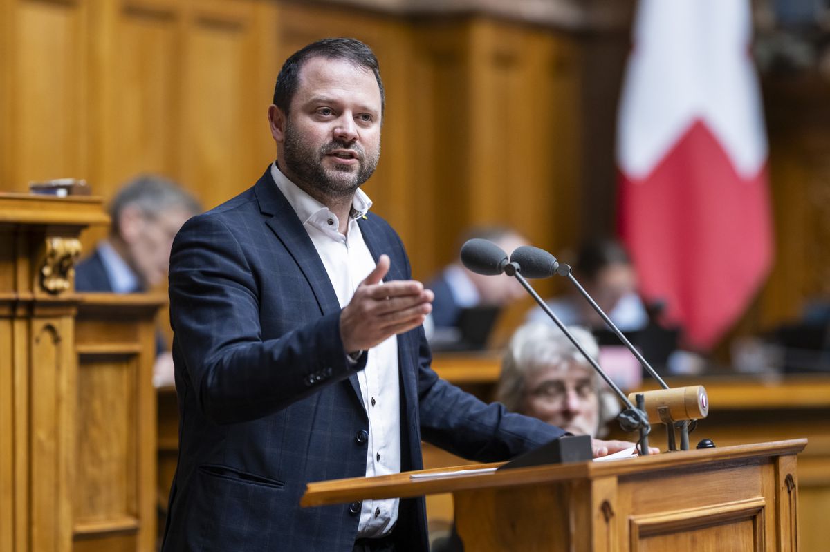 Simon Stadler, porte-parole de la commission, s’adressant au Nationalrat lors de la session spéciale à Berne, 6 mai 2025