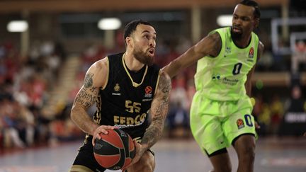 Mike James lors du match 5 entre Monaco et Barcelone en Euroligue, le 6 mai 2025.