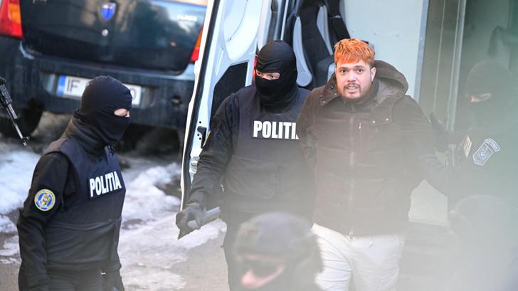 Des policiers escortant Mohamed Amra devant la cour d’appel de Bucarest, Roumanie, le 23 février 2025