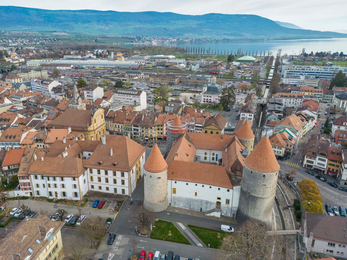 Vue aérienne du centre-ville d’Yverdon-les-Bains avec le château, le temple et la place Pestalozzi, le 6 avril 2023.