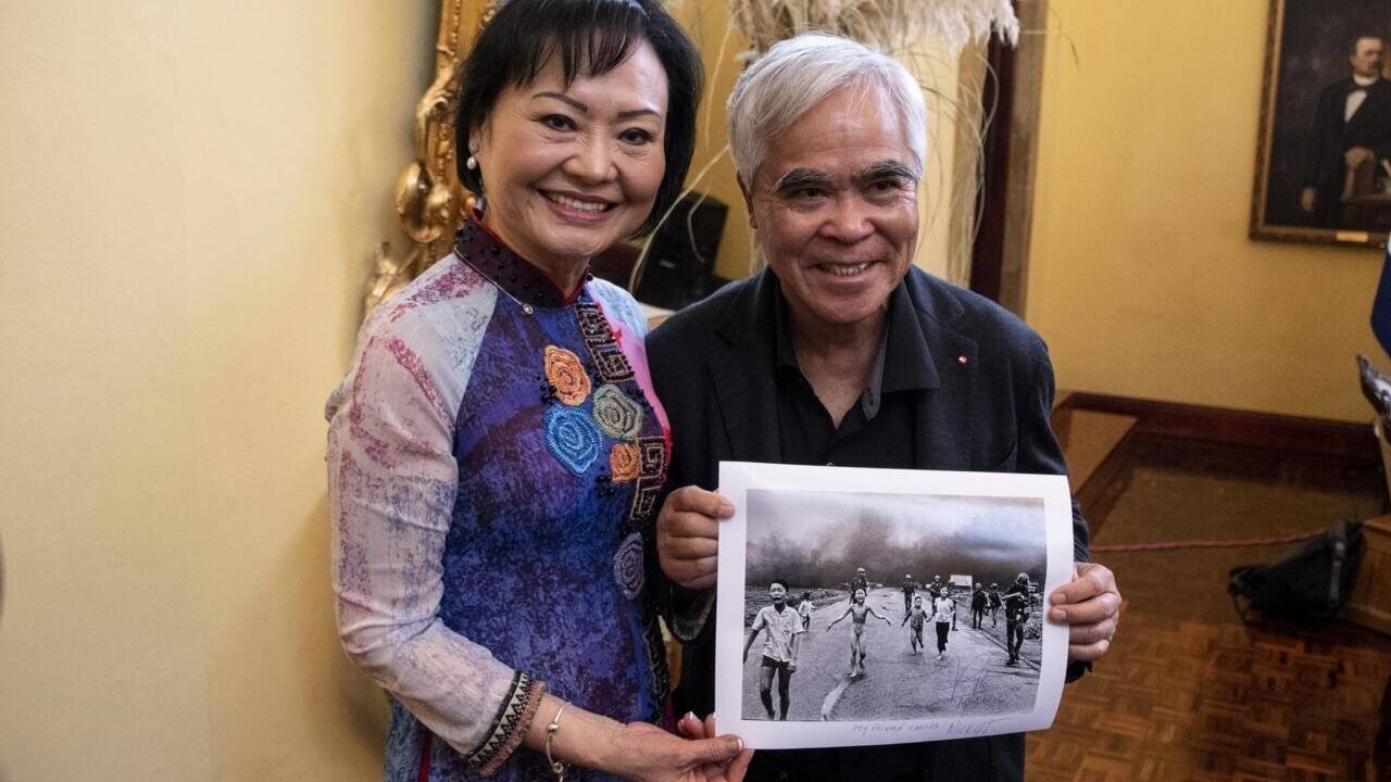 Kim Phuc Phan Thi (à gauche) connue comme la 'petite fille au napalm' et le photo-journaliste Nick Ut lors d'une présentation de livre en 2023
