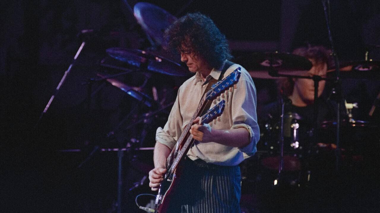 Le guitariste britannique Jimmy Page lors d'une prestation avec son groupe Led Zeppelin au Madison Square Garden de New York, aux Etats-Unis, le 15 mai 1988