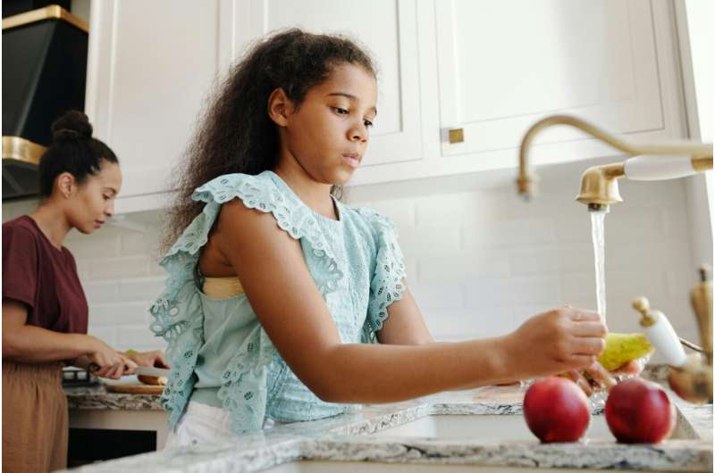 Enfant mangeant une pomme