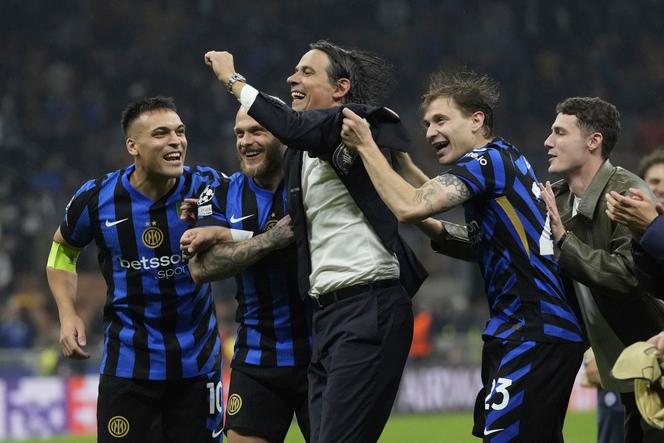 Simone Inzaghi et ses joueurs célèbrent la victoire de l’Inter Milan en demi-finale de la Ligue des champions, mardi 6 mai 2025, au stade Giuseppe Meazza, dans la capitale lombarde.