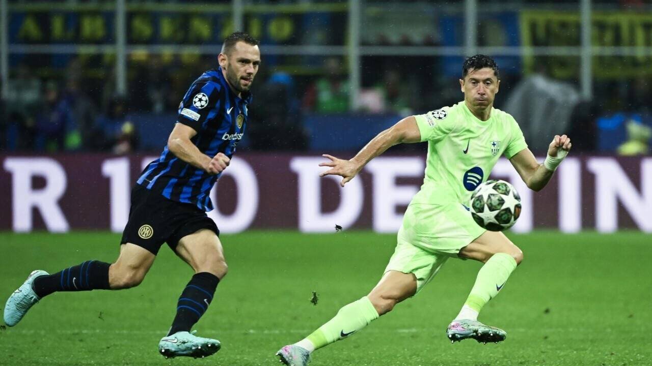 Le défenseur de l'Inter Milan Stefan de Vrij et l'attaquant barcelonais Robert Lewandowski à la lutte lors de la demi-finale retour de Ligue des champions à Milan