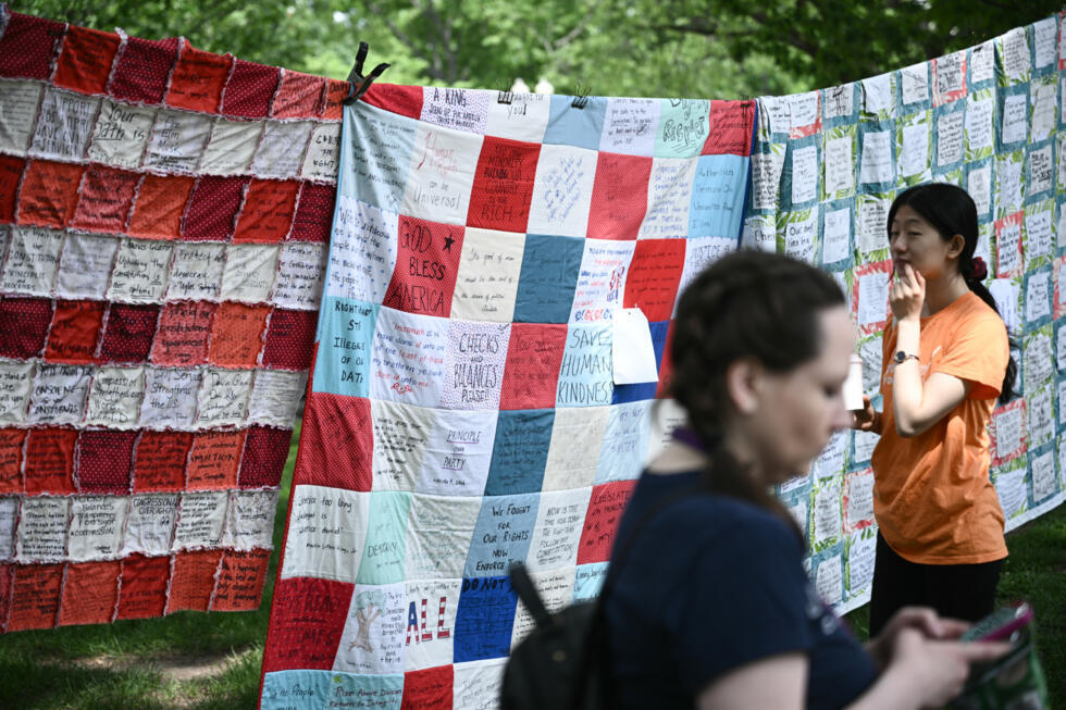 De grandes tapisseries créées par des femmes à travers le pays pour interpeller les élus américains, le 6 mai 2025 à Washington