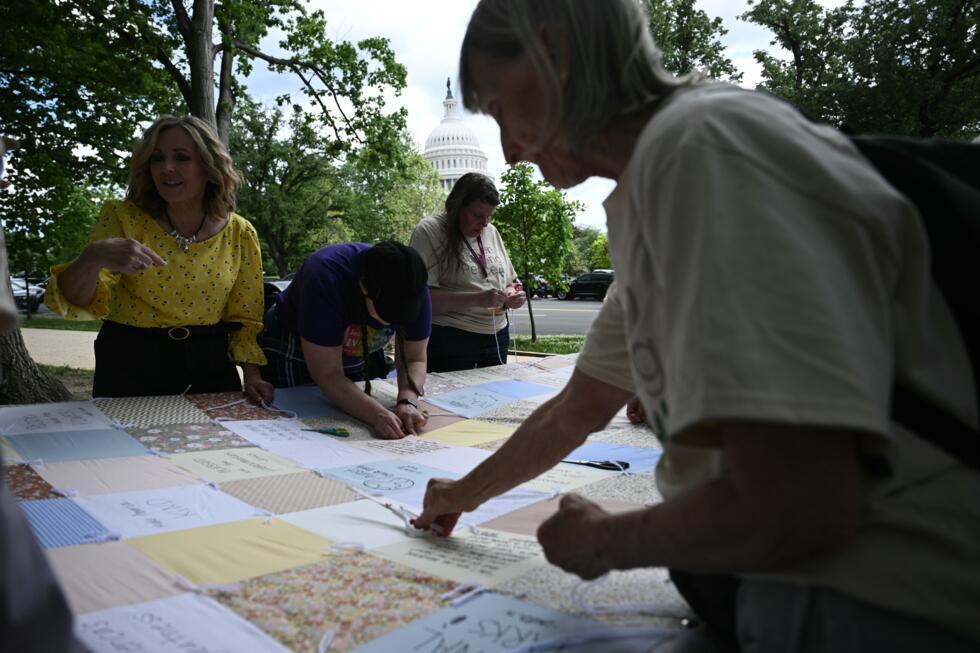 Des mormones cousent de grandes couvertures à Washington, le 6 mai 2025