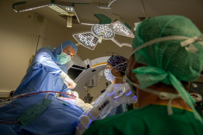 Opération sur une patiente atteinte d’un cancer du sein métastatique, le 10 juin 2021 au centre hospitalier universitaire d’Anger.