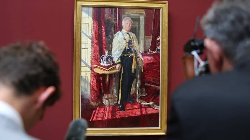 Un nouveau portrait officiel du roi Charles III, dévoilé ce 6 mai 2025 à l'occasion des deux ans de son couronnement.