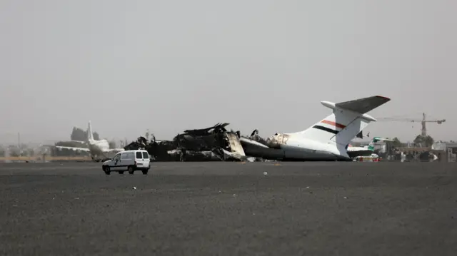 Vue générale d’un avion détruit à l’aéroport international de Sanaa après une frappe israélienne