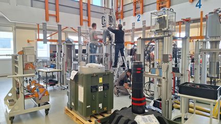 Des ingénieurs travaillent sur le périscope d’un sous-marin, dans un des ateliers du groupe Hensoldt, le 6 mai 2025, près de Stuttgart (Allemagne).