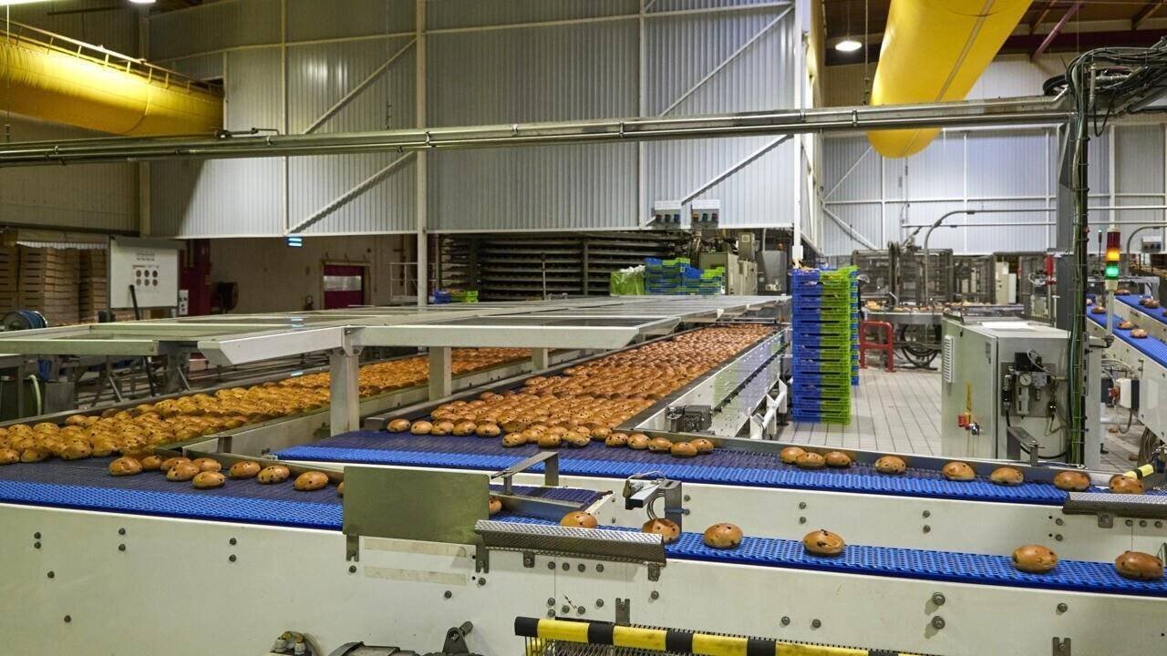 Des brioches sur une ligne de production de l'usine Harrys à Montierchaume, le 29 avril 2025 dans l'Indre