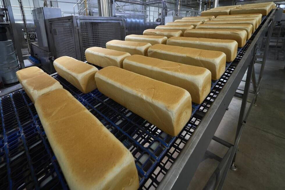 Des pains sur une sur une ligne de production de l'usine Harrys à Montierchaume, le 29 avril 2025 dans l'Indre