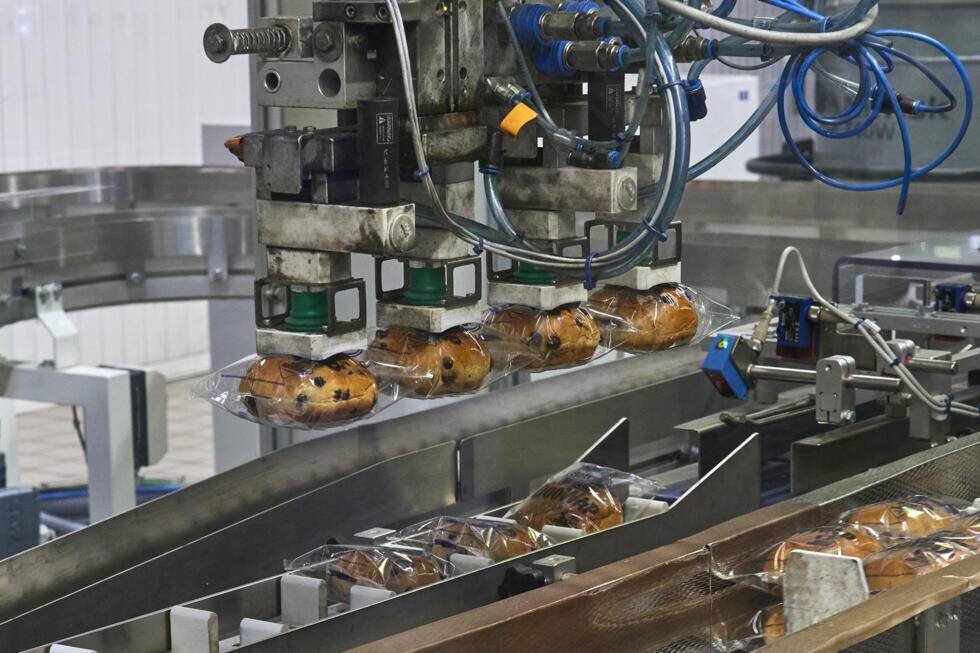 Des biroches sur une ligne de production de l'usine Harrys à Montierchaume, le 29 avril 2025 dans l'Indre